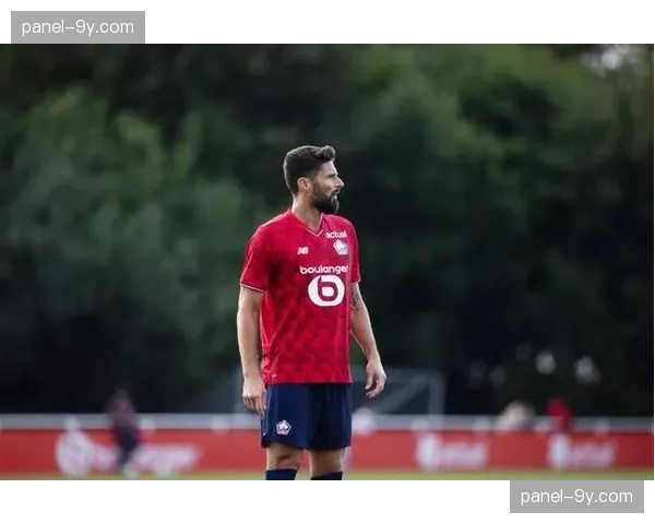 老将的智慧：吉鲁在训练中指导卡马尔达如何进行有效且省力的压迫