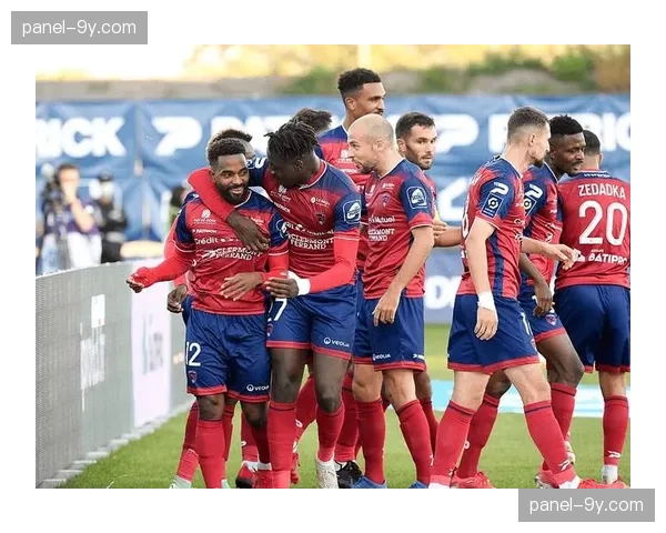 克莱蒙公布训练视频，显示球队在重点演练禁区前沿的任意球防守